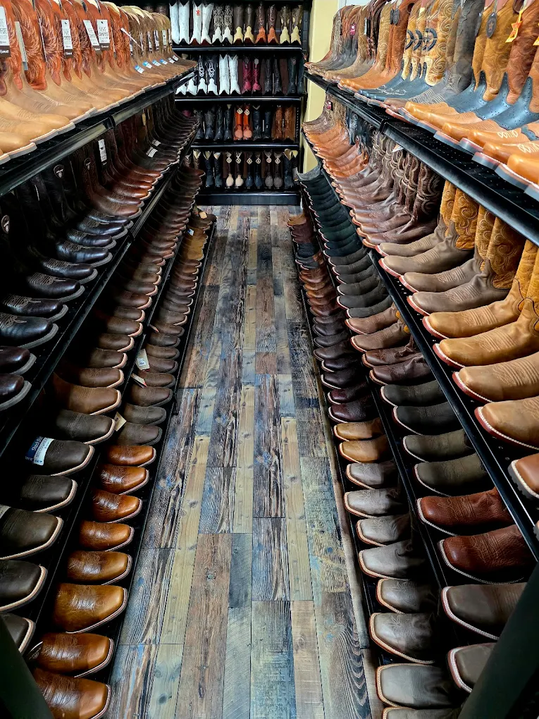 Boots Aisle / Pasillo de Botas